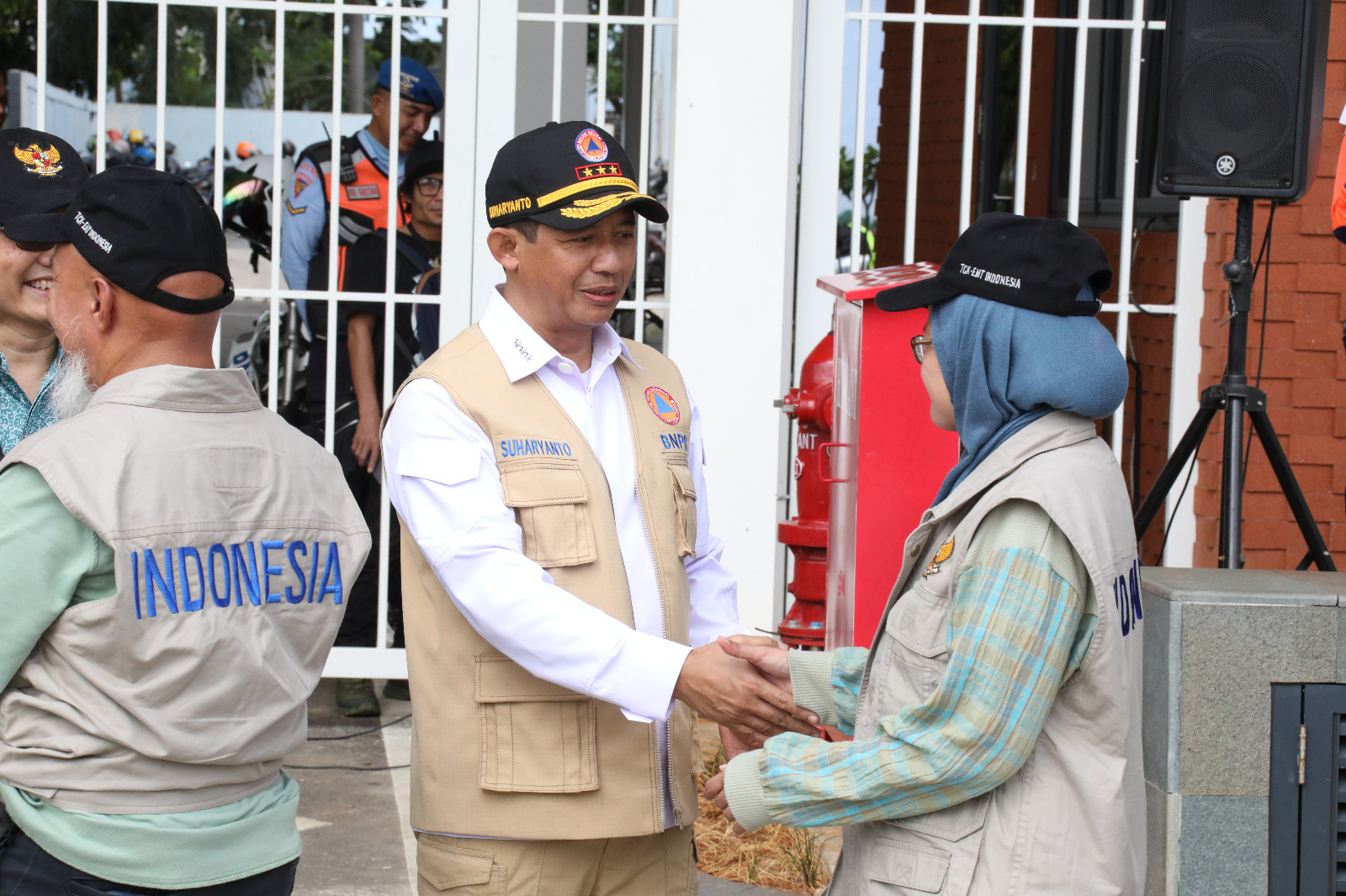 Kepala BNPB Letjen TNI Suharyanto menyapa personel Tim Medis Darurat atau Emergency Medical Team (EMT) sesaat sebelum lepas landas di Lanud Halim Perdanakusuma, Jakarta pada Senin (13/2).